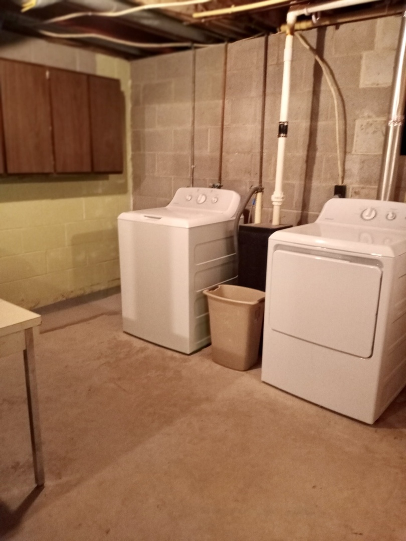 3272 River Road Kankakee, IL 60901 - Photo 13 of 15 a utility room with dryer and washer