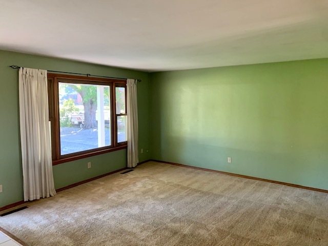 3272 River Road Kankakee, IL 60901 - Photo 2 of 15 an empty room with windows