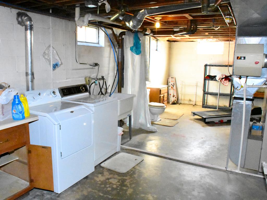 735 Gasteiger Road Meadville, PA 16335 - Photo 25 of 26 a utility room with dryer and washer