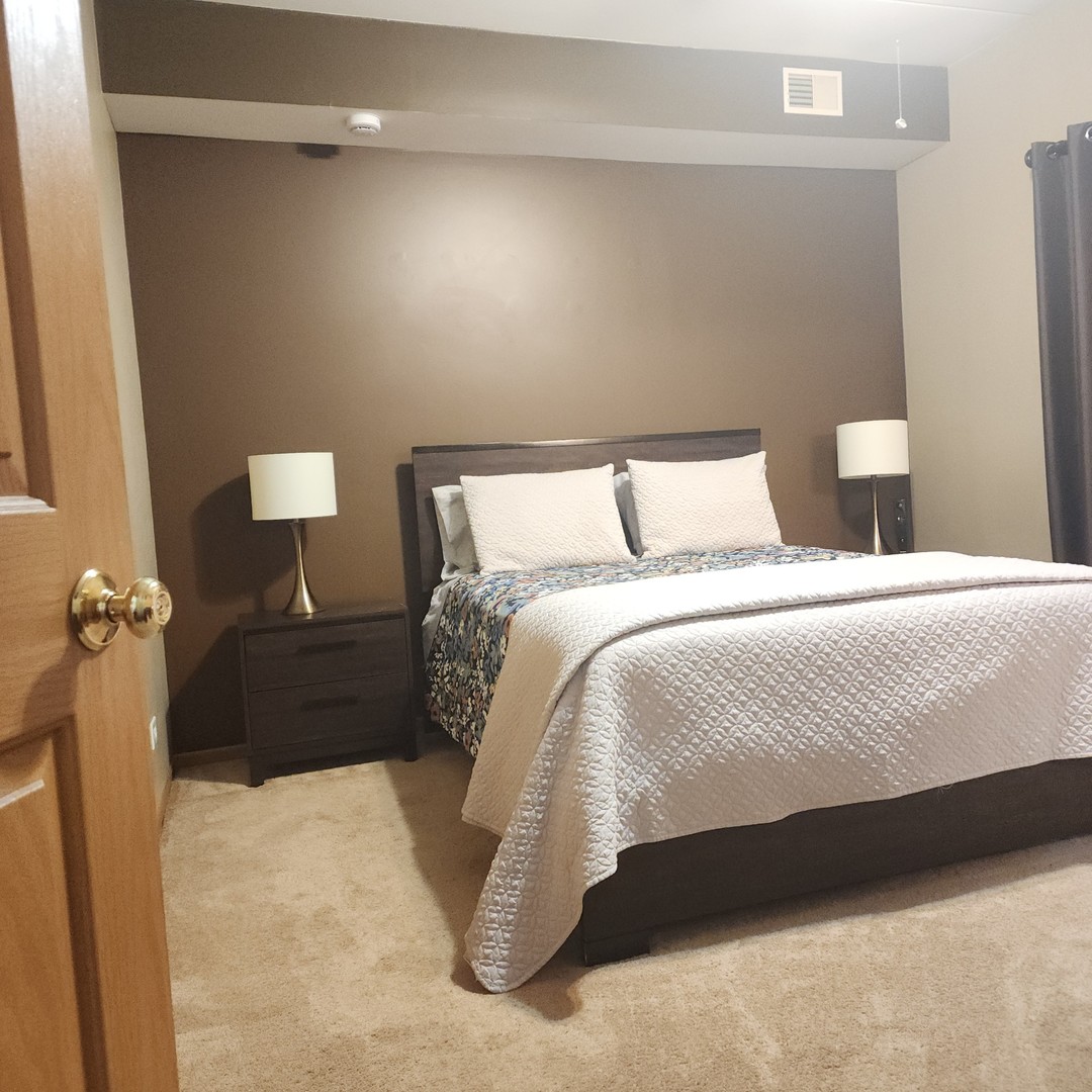 10624 Central Avenue, Unit 2B Chicago Ridge, IL 60415 - Photo 10 of 16 a bedroom with a bed and a lamp