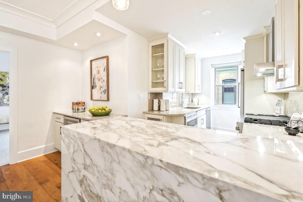 1910 Kalorama Road Northwest, Unit 403 Washington, DC 20009 - Photo 10 of 52 a bathroom with a tub sink and mirror