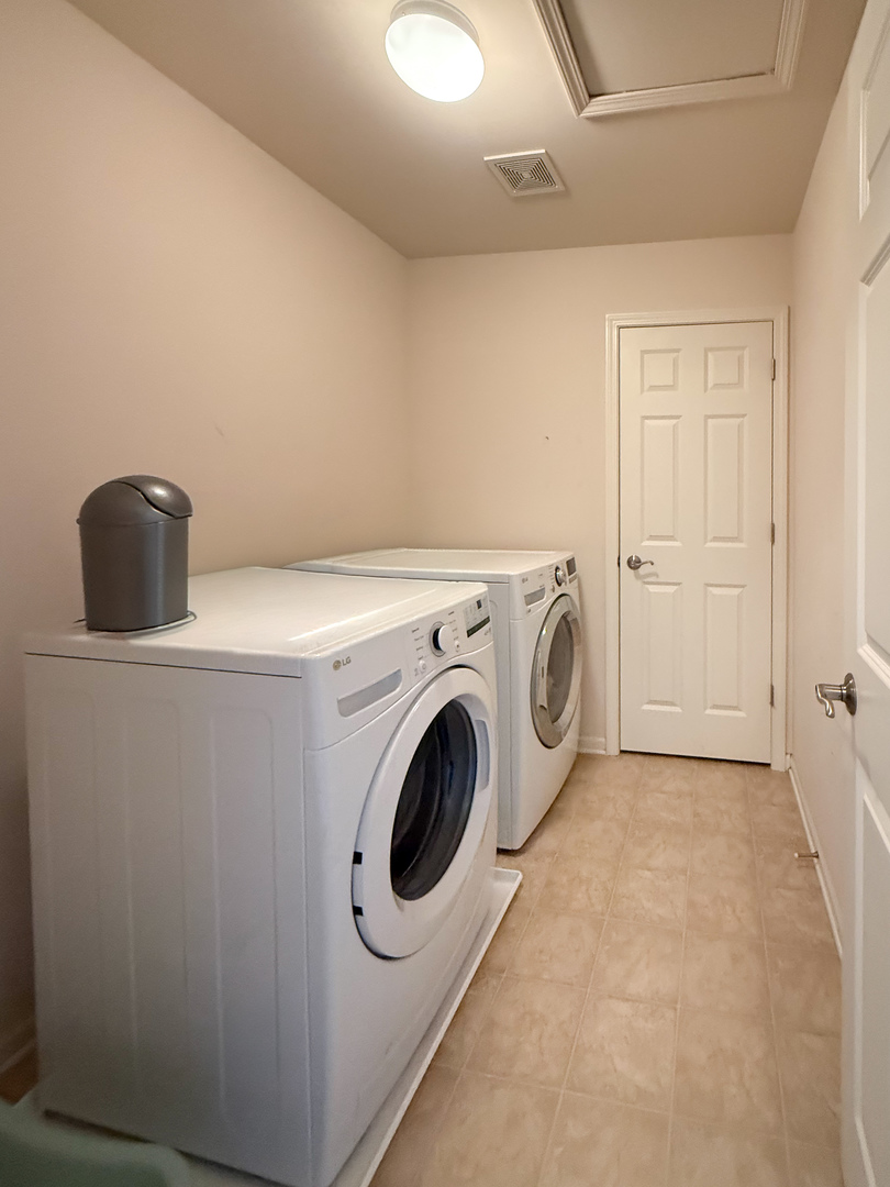 445 East Becker Place Sycamore, IL 60178 - Photo 26 of 27 a utility room with dryer and washer