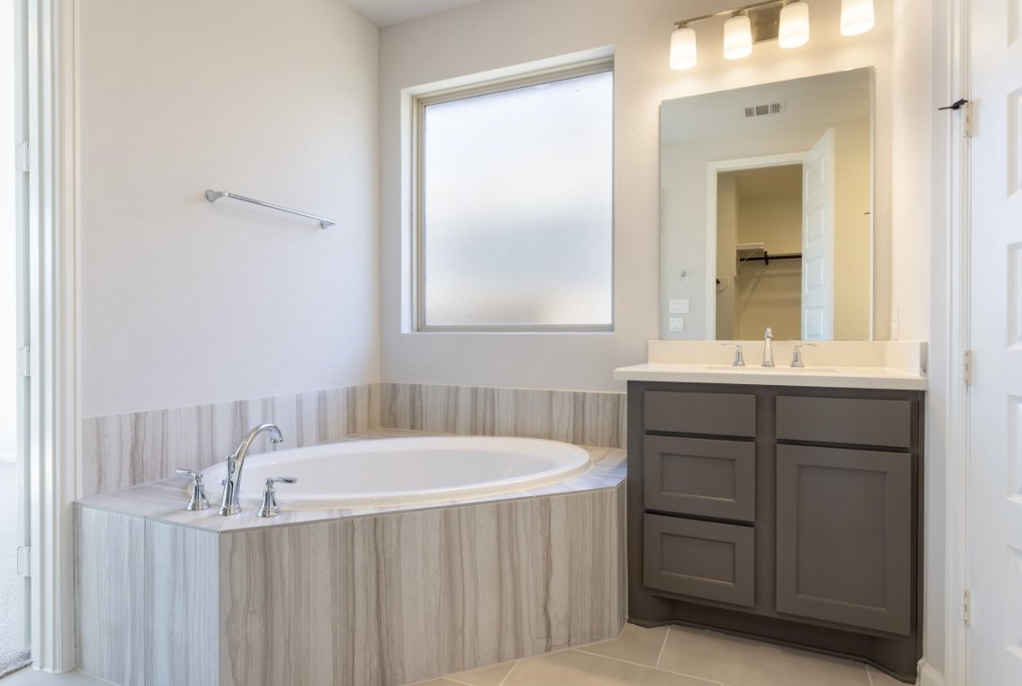5034 Morrison Drive Manvel, TX 77578 - Photo 12 of 36 Garden tub