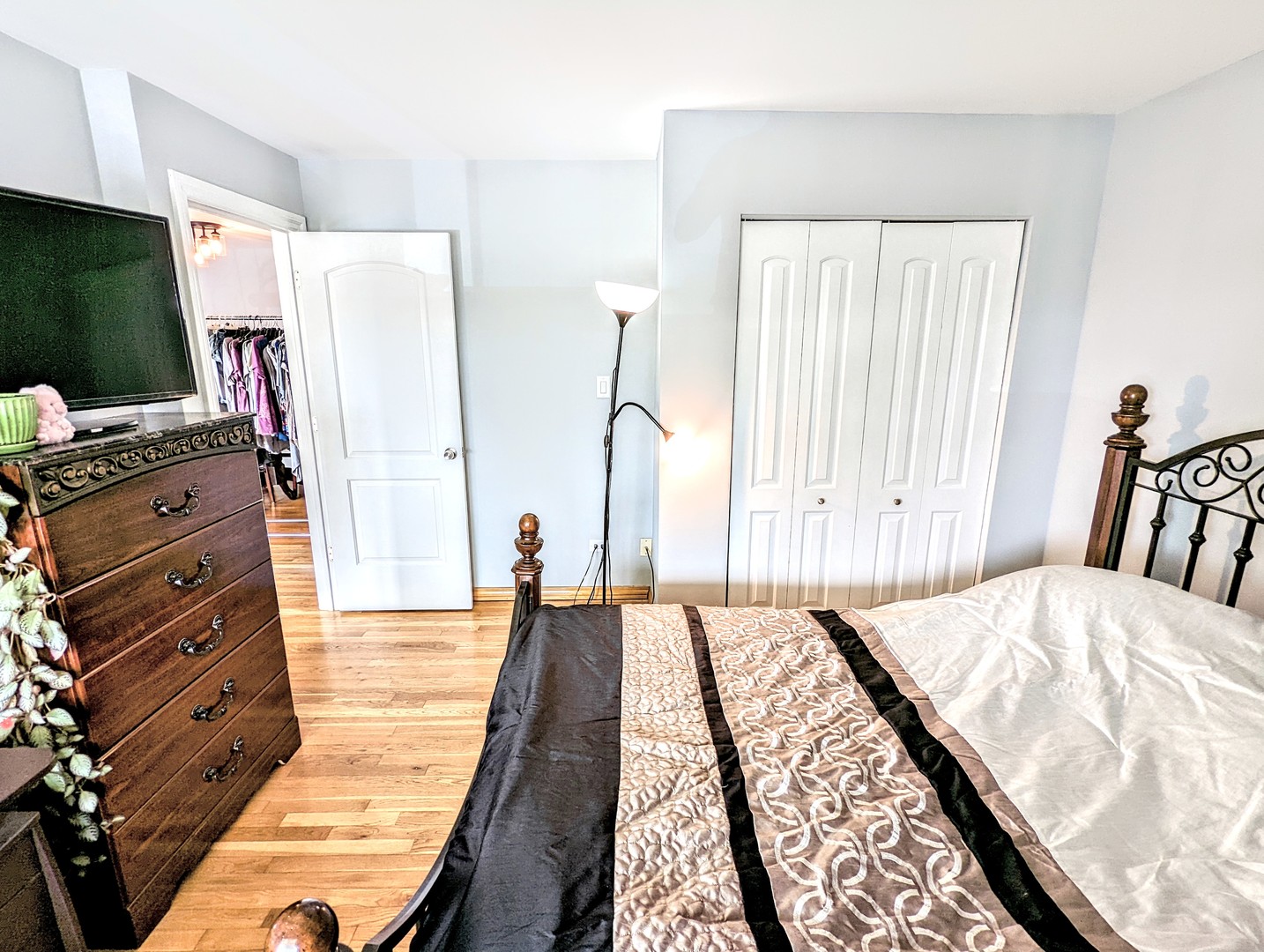 9418 Dee Road, Unit 203C Des Plaines, IL 60016 - Photo 15 of 24 a bed sitting in a bedroom next to a window