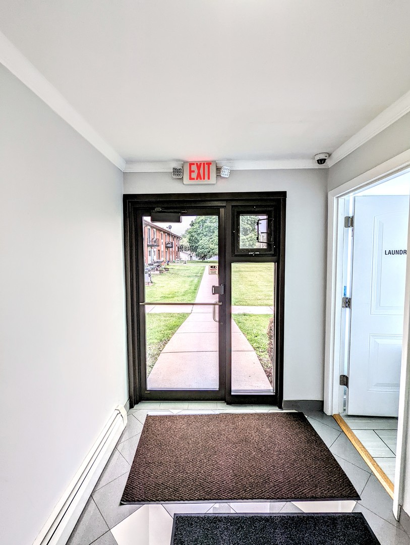 9418 Dee Road, Unit 203C Des Plaines, IL 60016 - Photo 19 of 24 a view of an empty room and window