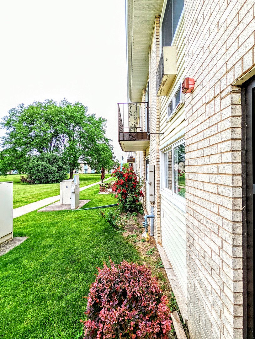 9418 Dee Road, Unit 203C Des Plaines, IL 60016 - Photo 24 of 24 a view of a back yard of the house