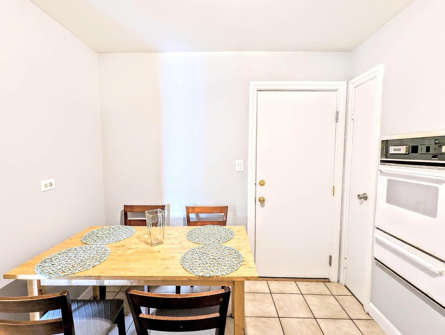 9418 Dee Road, Unit 203C Des Plaines, IL 60016 - Photo 5 of 24 a room with a table and chairs
