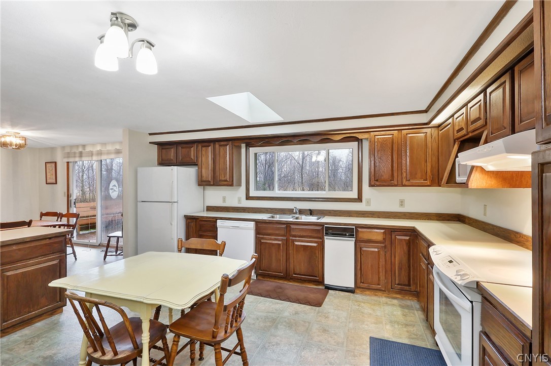 5336 Caughdenoy Road Clay, NY 13041 - Photo 15 of 38