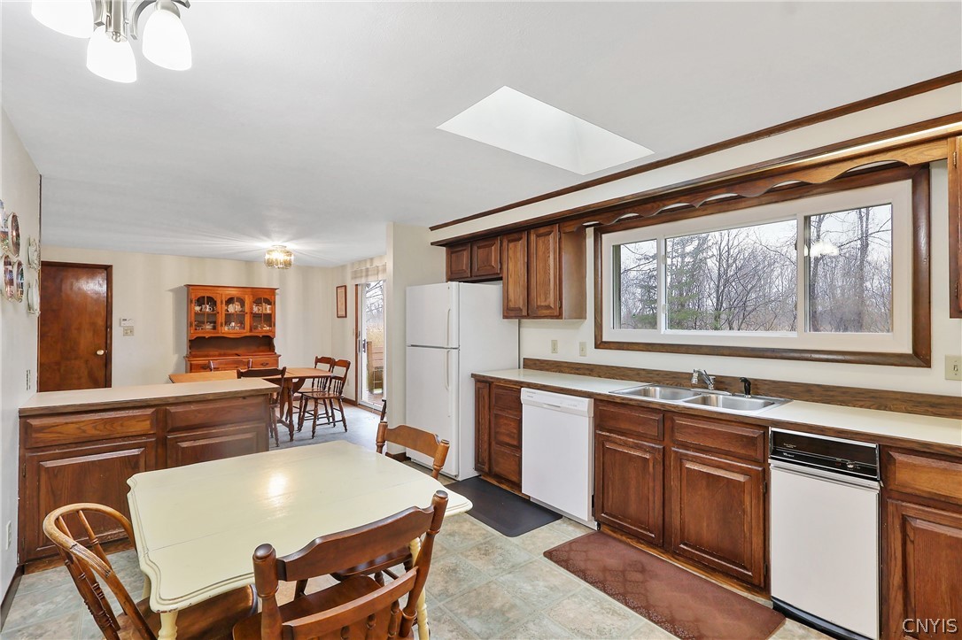 5336 Caughdenoy Road Clay, NY 13041 - Photo 19 of 38