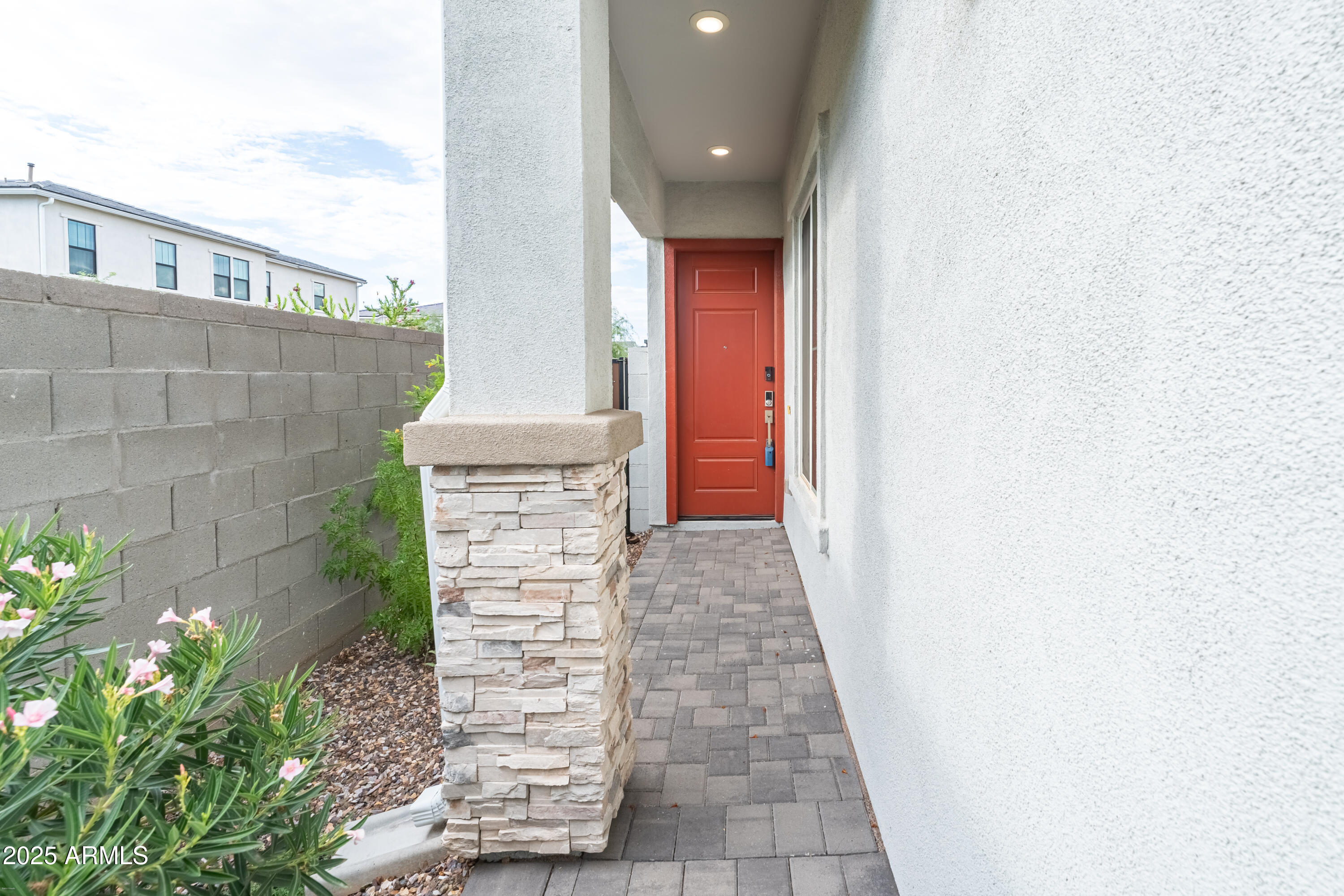 a view of entryway with a yard