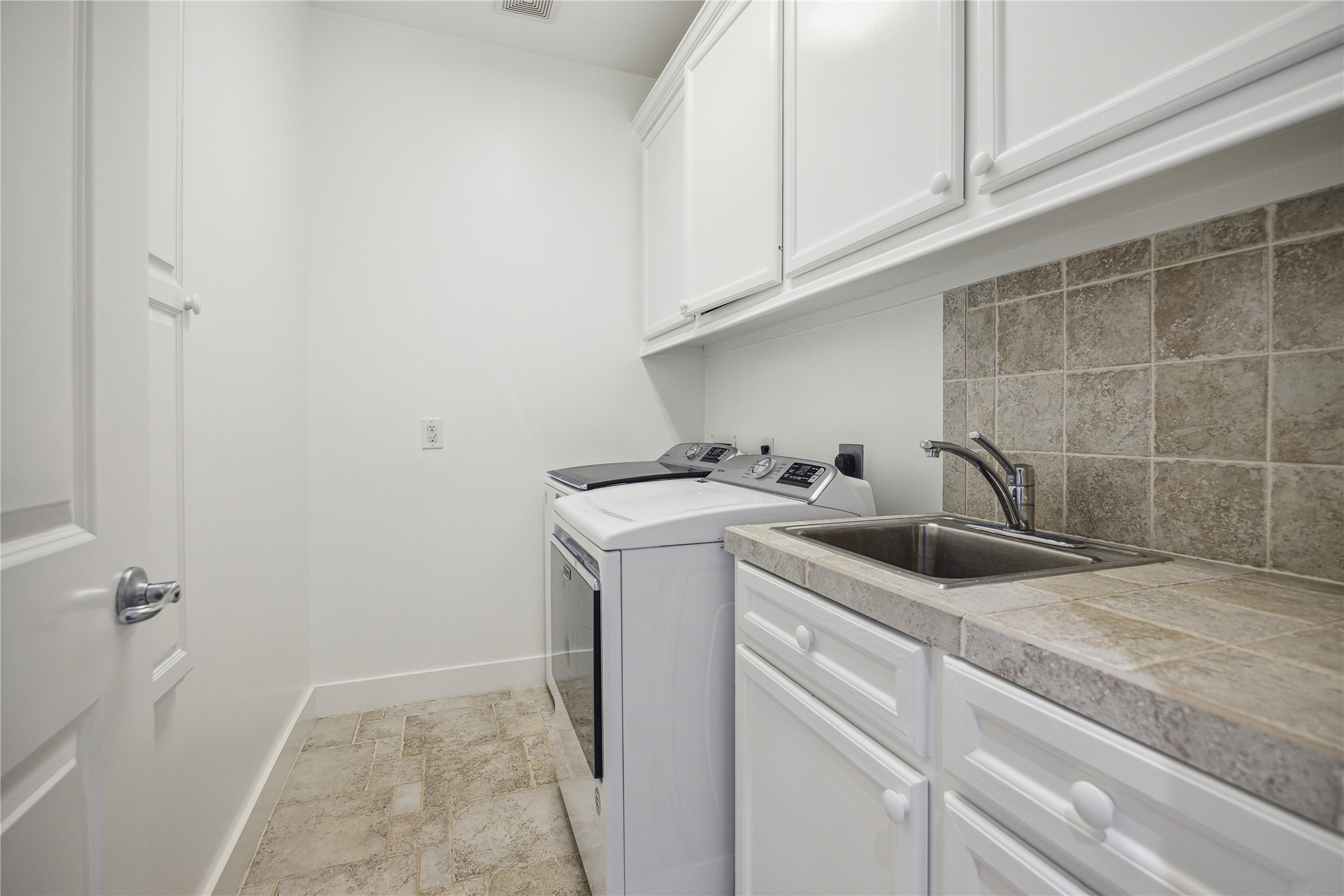 1238 West 22nd Street Houston, TX 77008 - Photo 25 of 39 Washer and dryer included. Laundry room and flex room separate the two upstairs bedrooms