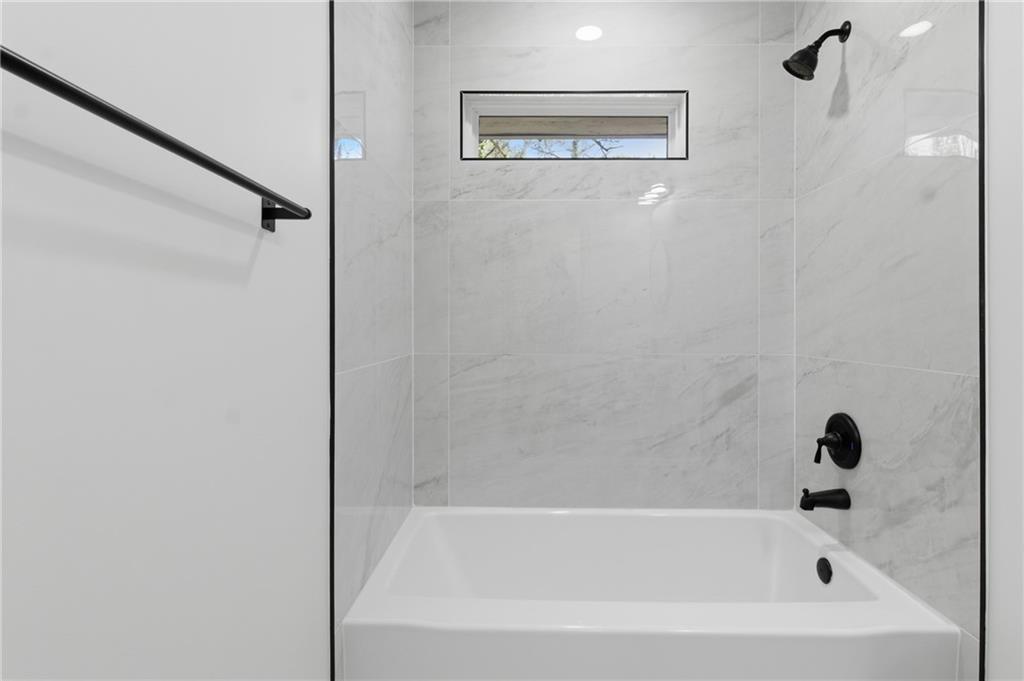 1410 Willis Mill Road Southwest Atlanta, GA 30311 - Photo 15 of 33 a bathroom with a bathtub