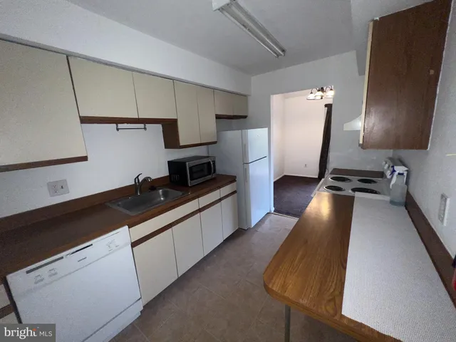 $2,050 | 806B Cypress Point Circle, Unit B, Mount Laurel, NJ 08054