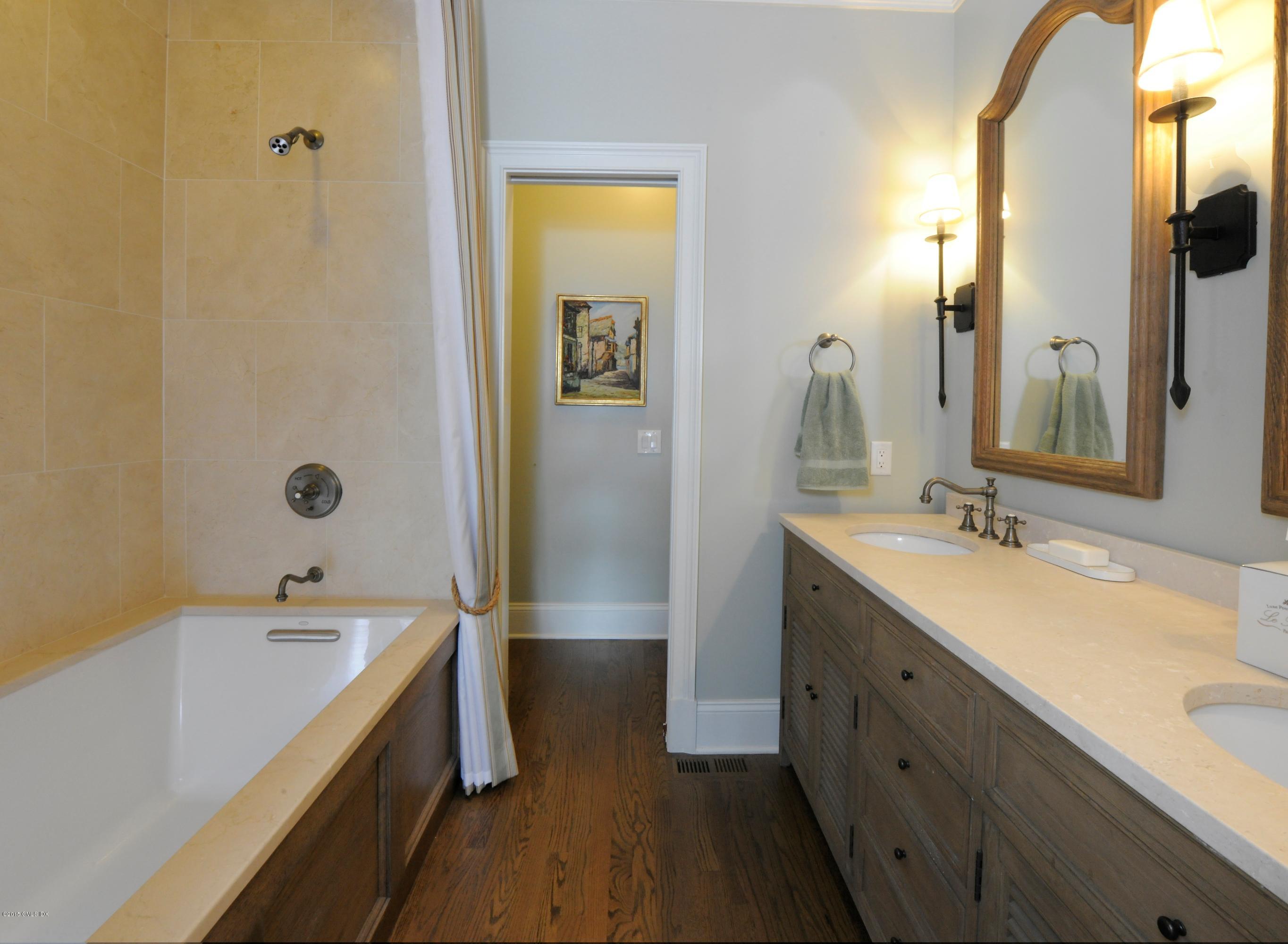 186 Field Point Road, Unit 4A Greenwich, CT 06830 - Photo 15 of 23 a bathroom with a tub sink and mirror