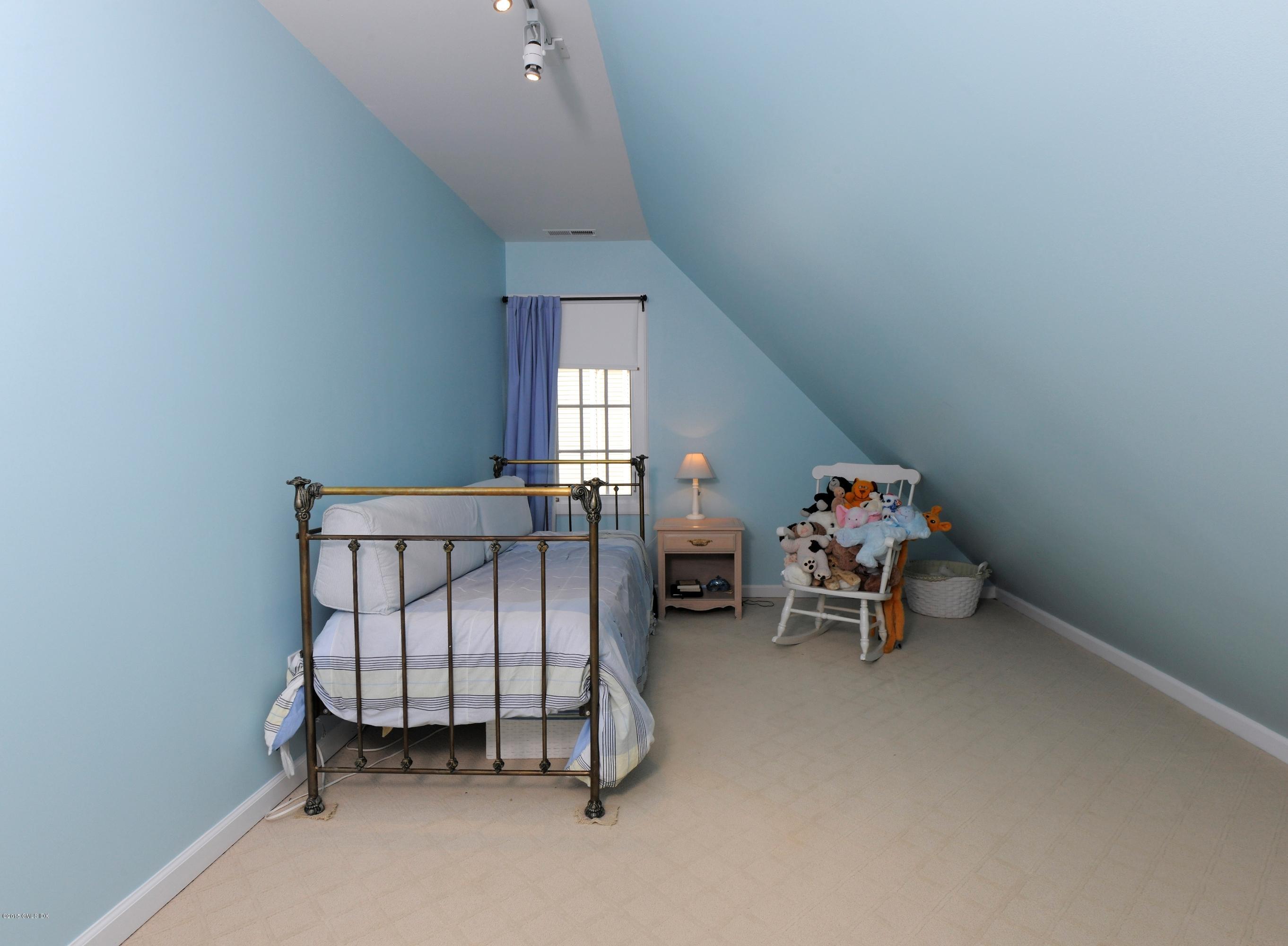 186 Field Point Road, Unit 4A Greenwich, CT 06830 - Photo 16 of 23 a bedroom with a bed and a window