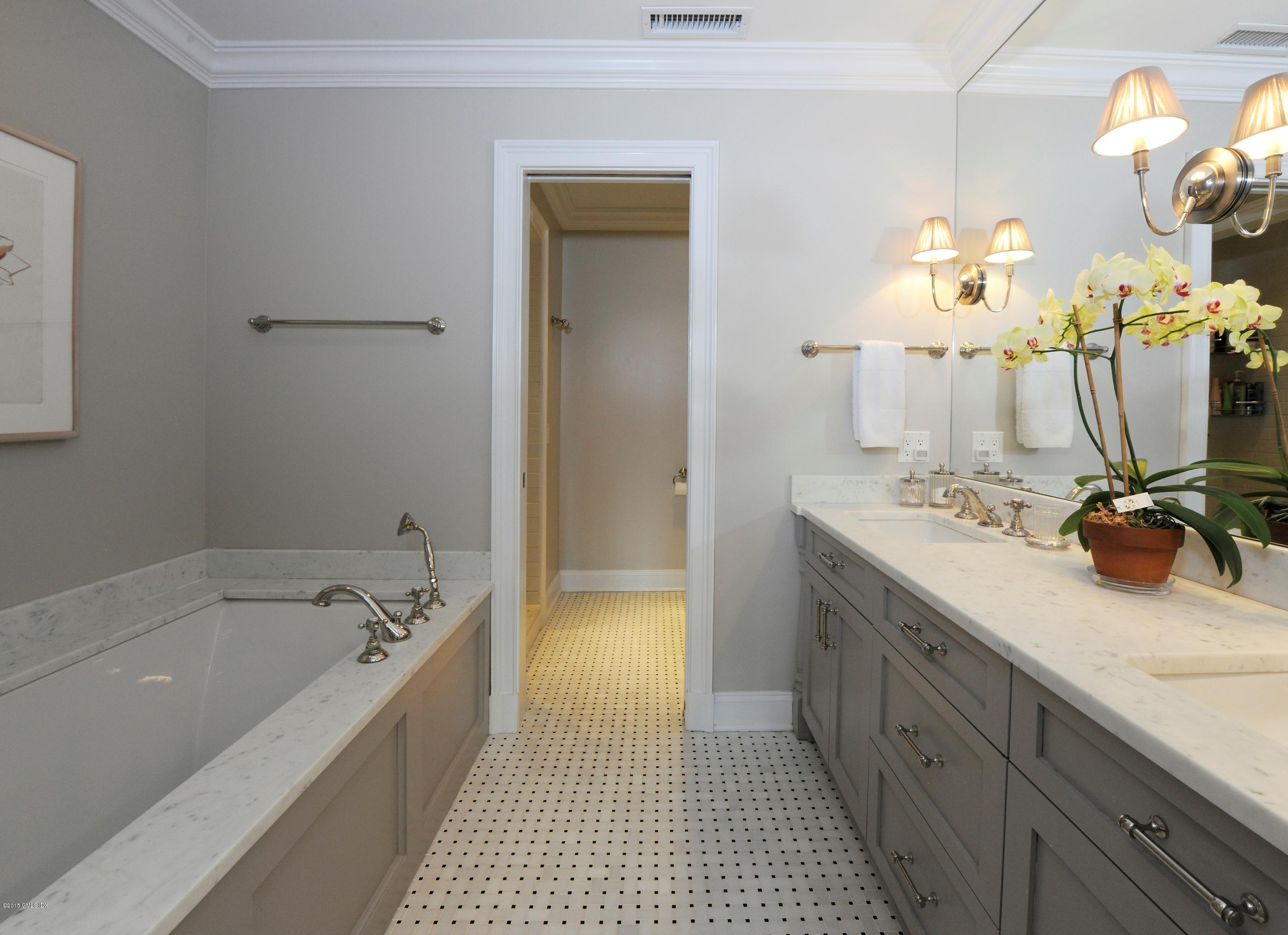 186 Field Point Road, Unit 4A Greenwich, CT 06830 - Photo 19 of 23 a bathroom with a tub sink and mirror