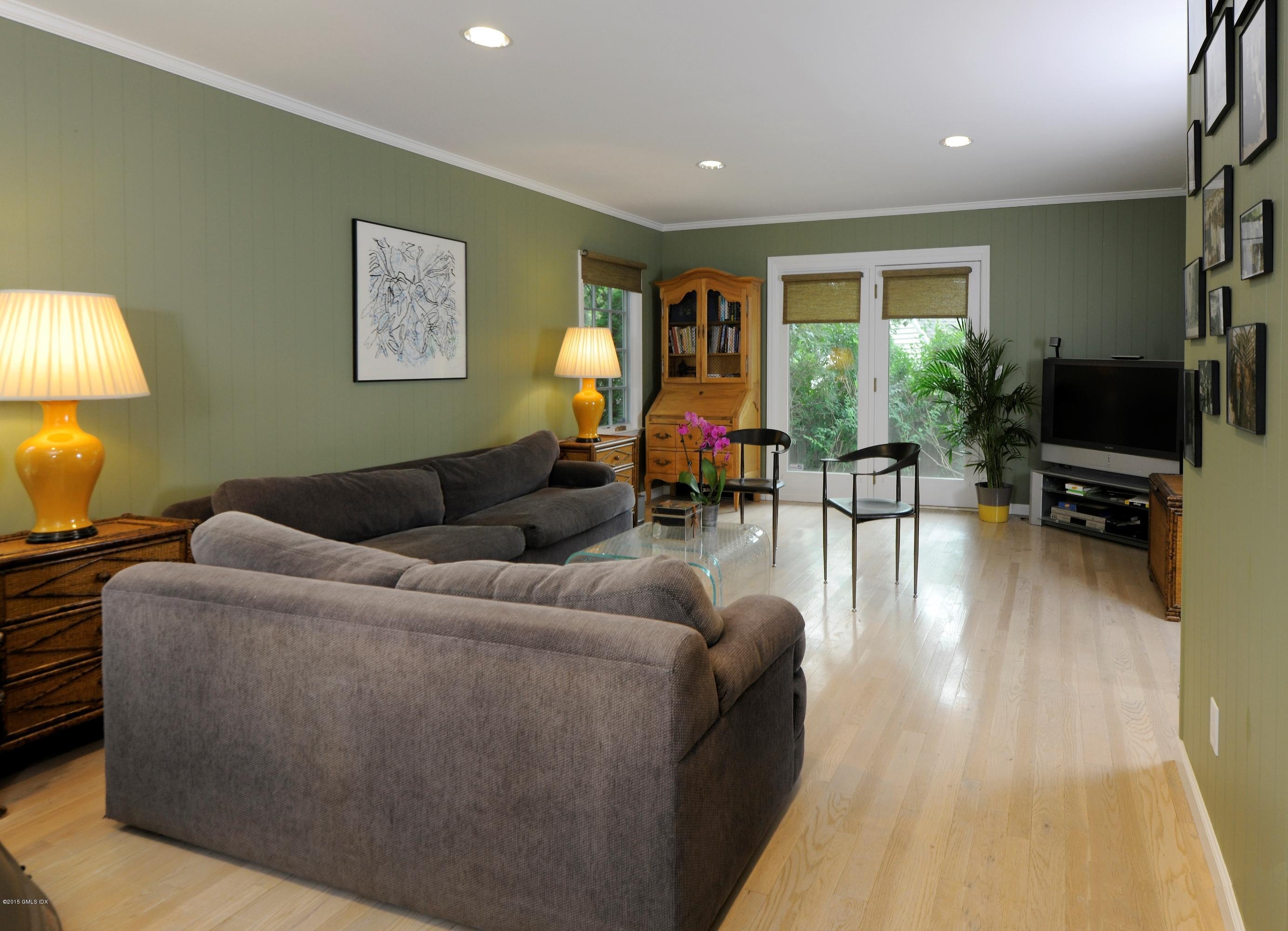 186 Field Point Road, Unit 4A Greenwich, CT 06830 - Photo 21 of 23 a living room with furniture and a flat screen tv