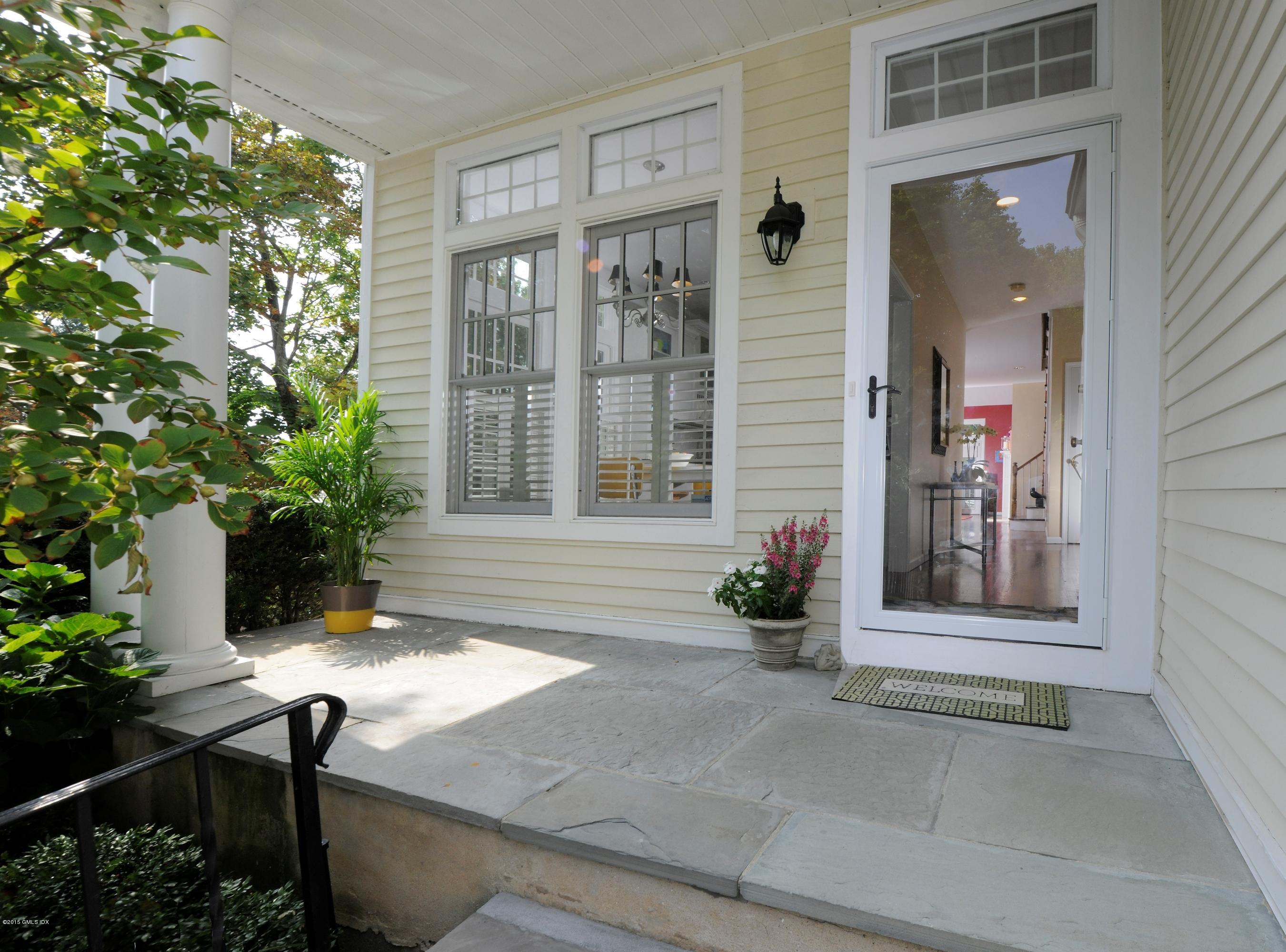 186 Field Point Road, Unit 4A Greenwich, CT 06830 - Photo 3 of 23 a house view with a seating space