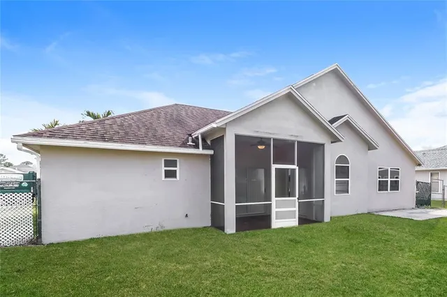a view of a house with backyard