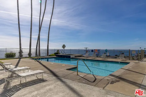 $6,000 | 17366 Sunset Boulevard, Unit 302, Pacific Palisades, CA 90272
