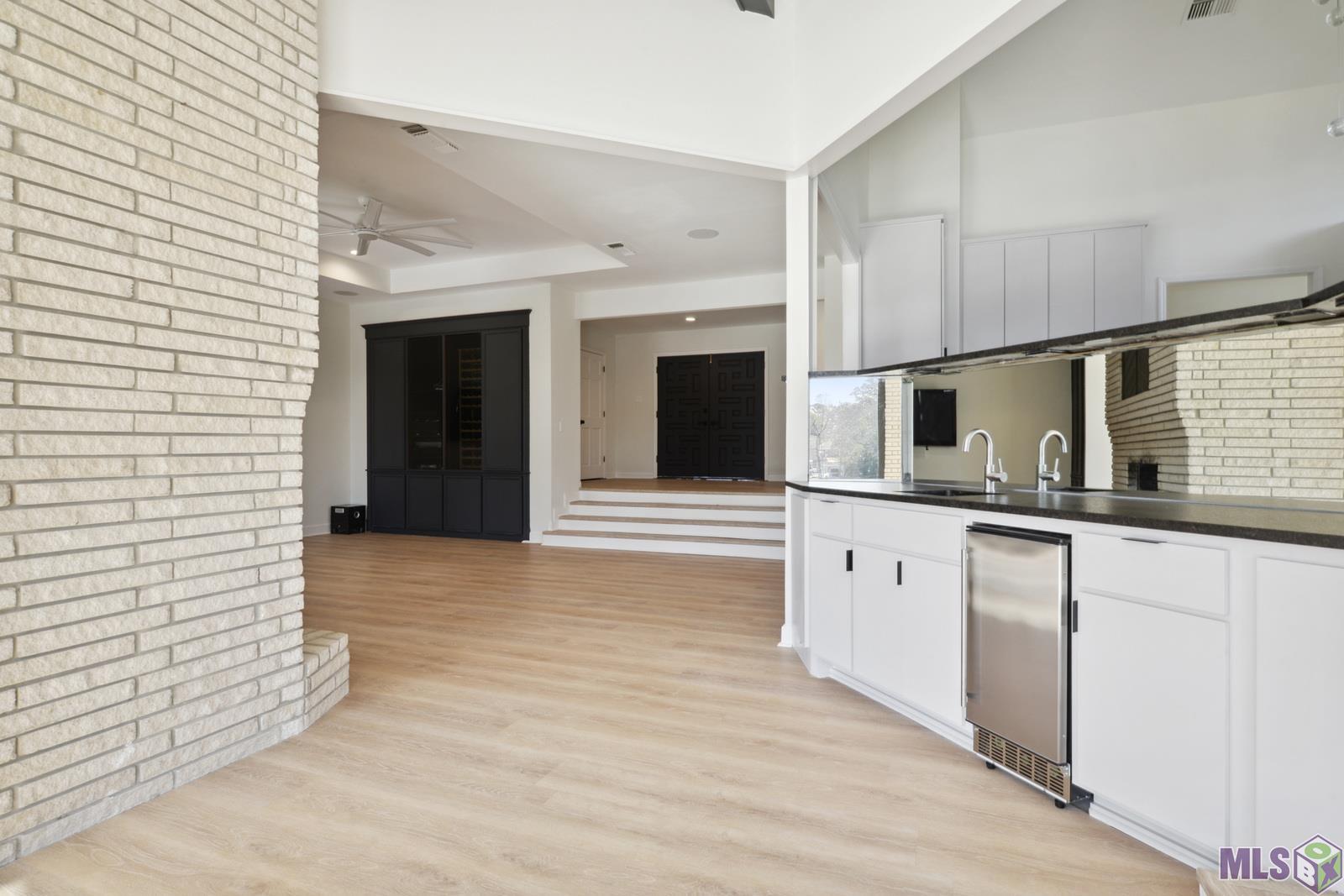 863 Diron Circle Baton Rouge, LA 70810 - Photo 13 of 47 Wet Bar w/mirrored backsplash