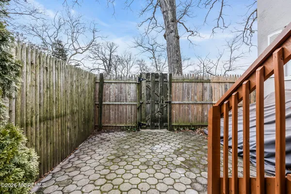 a view of entryway with wooden fence