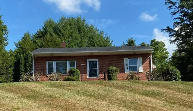 $1,995 | 6099 Franklin Road, Roanoke, VA 24014