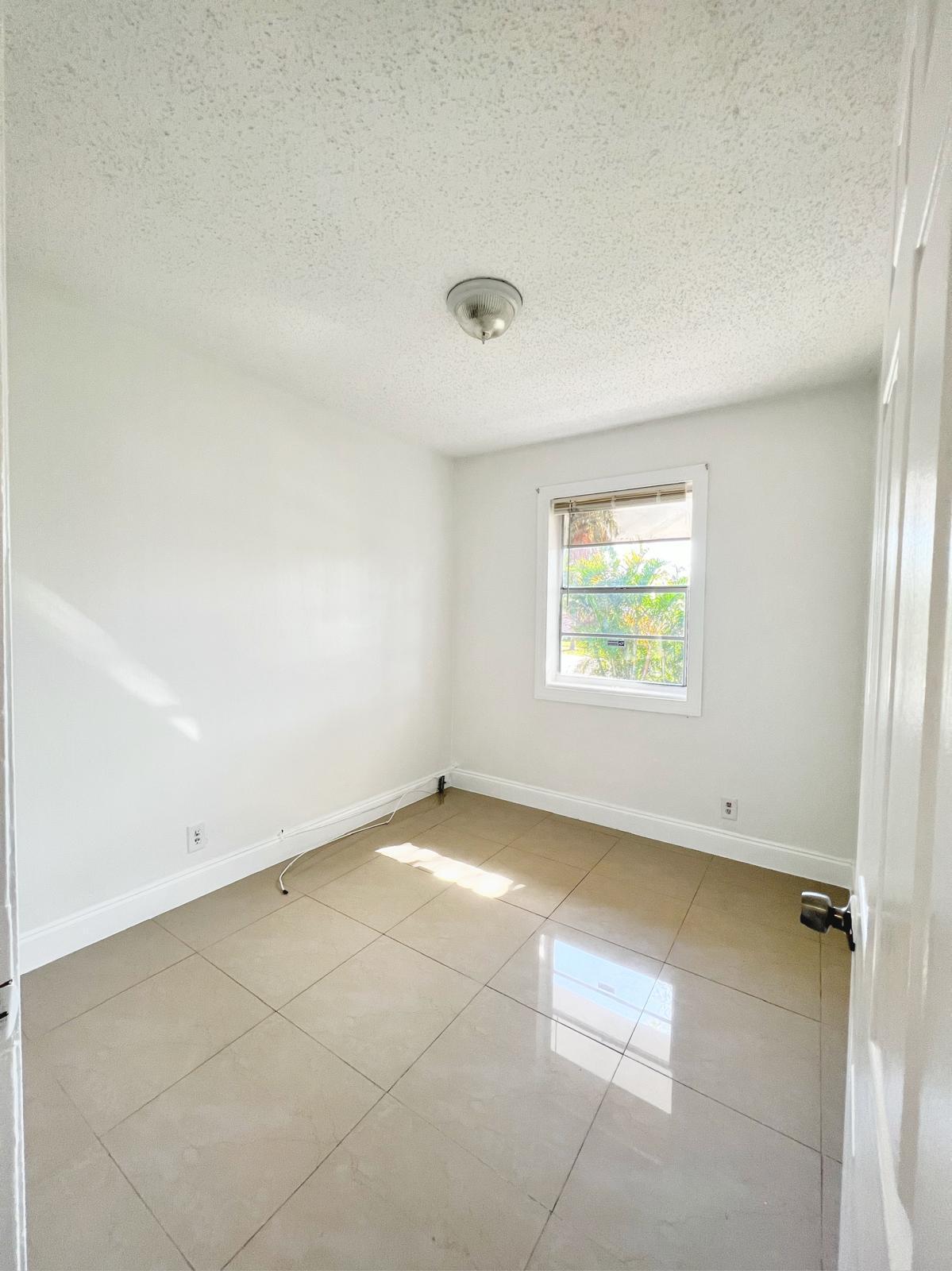 67 Tortuga Road Palm Springs, FL 33461 - Photo 12 of 16 8ca9c061-8448-4061-823e-6f1fc2731c7a