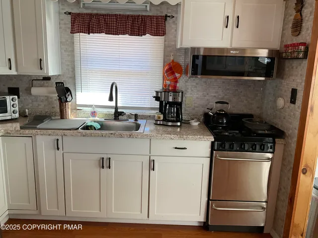 a en suite bathroom with a sink and a mirror