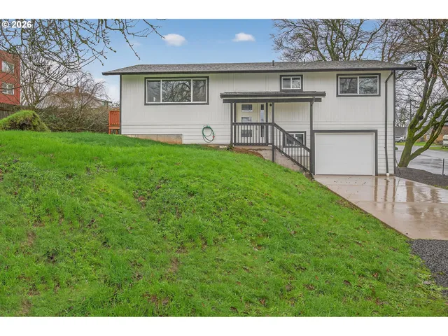 a view of a house with a yard