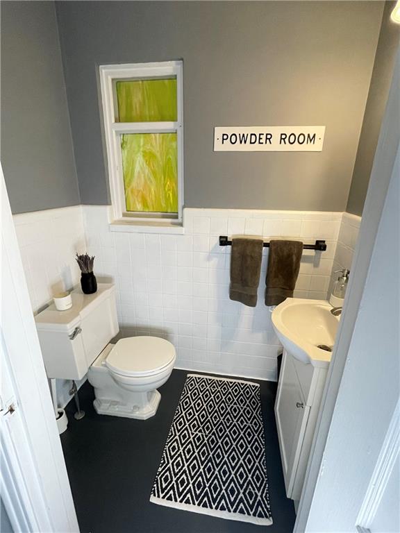 138 Mohawk Drive Pittsburgh, PA 15228 - Photo 9 of 24 a bathroom with a toilet and a shower