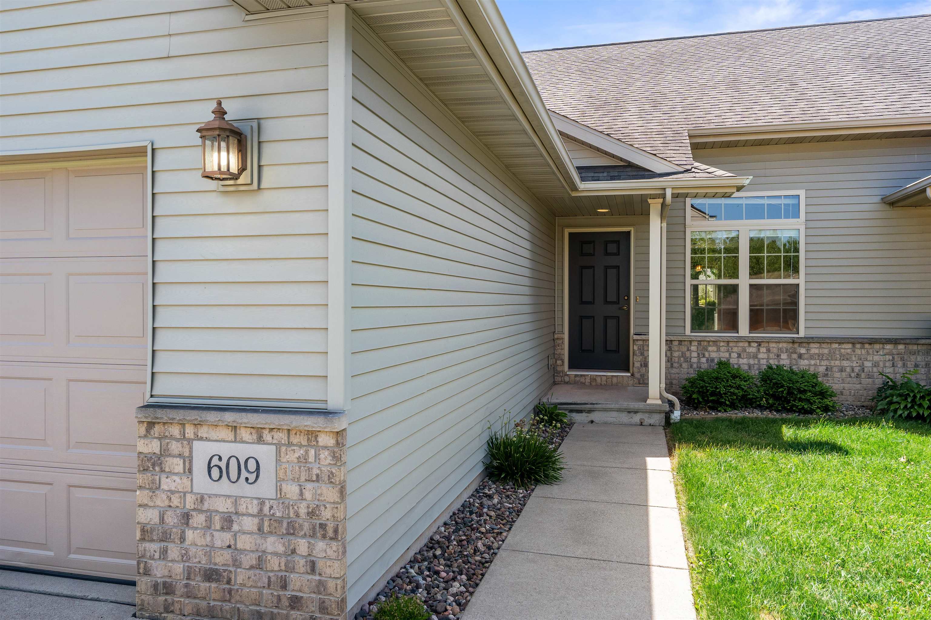 609 Creekview Lane Appleton, WI 54915 - Photo 3 of 21