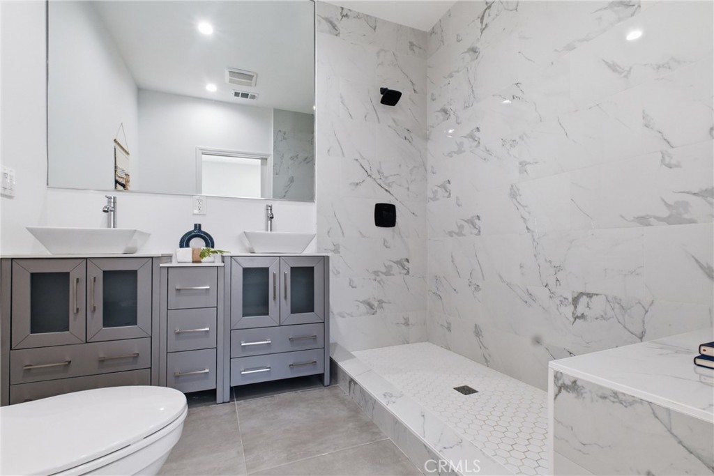1364 Ridgeley Drive Los Angeles, CA 90019 - Photo 15 of 25 a bathroom with a sink a toilet and bathtub