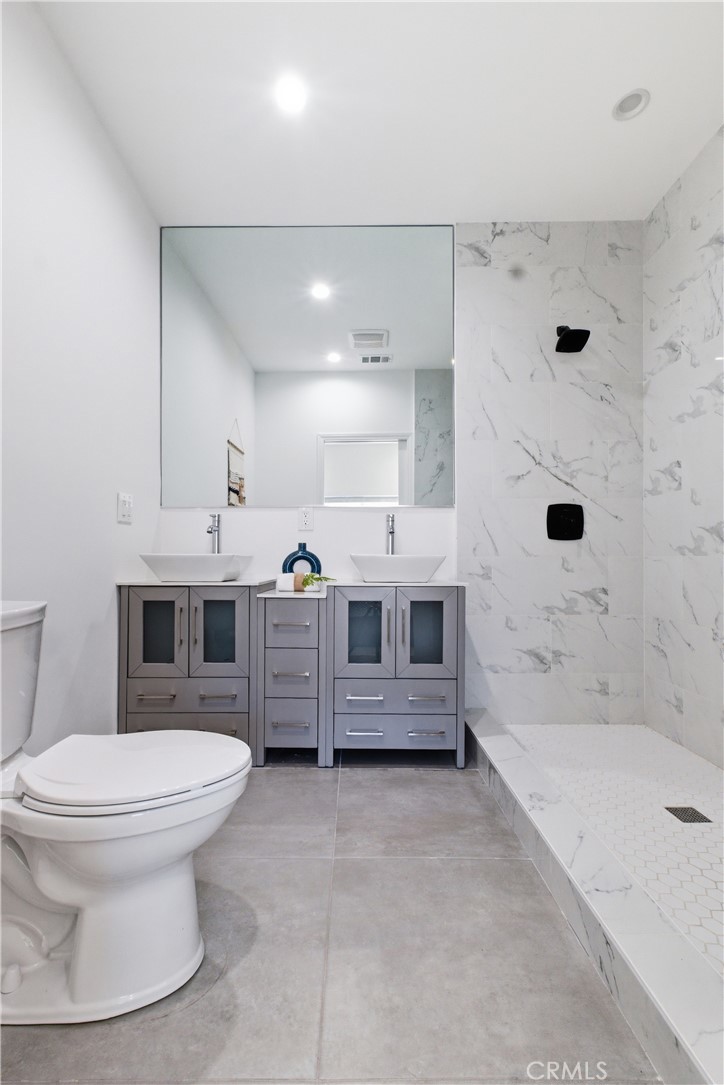 1364 Ridgeley Drive Los Angeles, CA 90019 - Photo 17 of 25 a bathroom with a bathtub toilet and sink