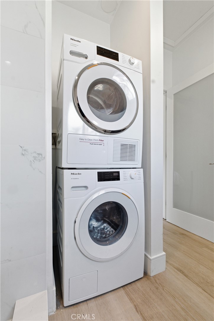 1364 Ridgeley Drive Los Angeles, CA 90019 - Photo 22 of 25 a utility room with dryer and washer