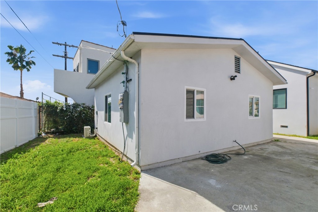1364 Ridgeley Drive Los Angeles, CA 90019 - Photo 3 of 25 a backyard of a house with seating space