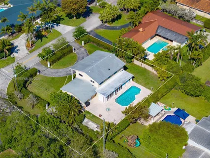 $2,100,000 | 7390 Southwest 114th Street, Pinecrest, FL 33156