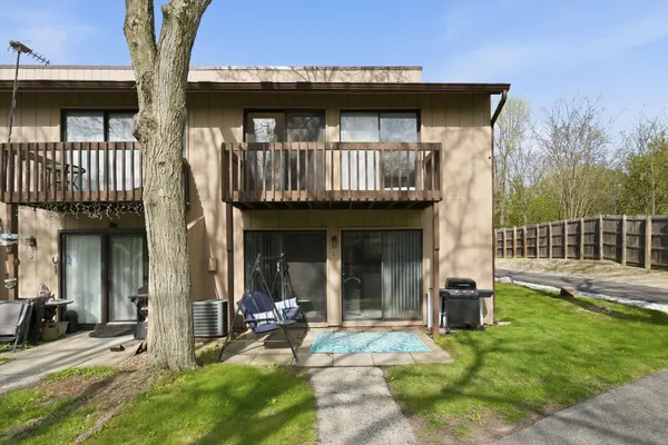 $119,000 | 11 St Thomas Colony Street, Unit 1, Fox Lake, IL 60020