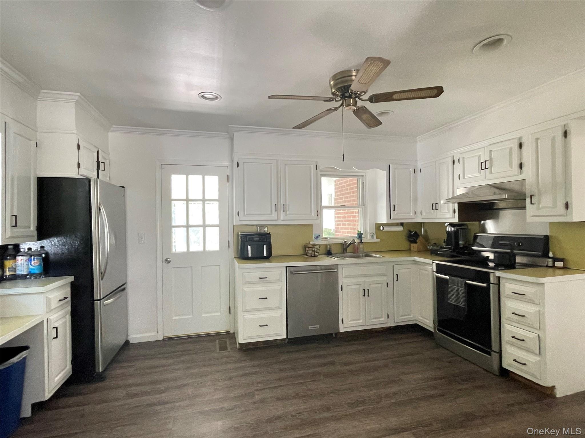 6 Beech Hill Road Huntington, NY 11743 - Photo 8 of 19