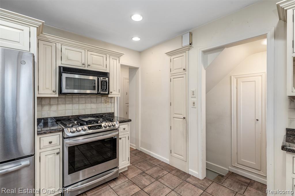 1488 Roslyn Road Grosse Pointe Woods, MI 48236 - Photo 11 of 40