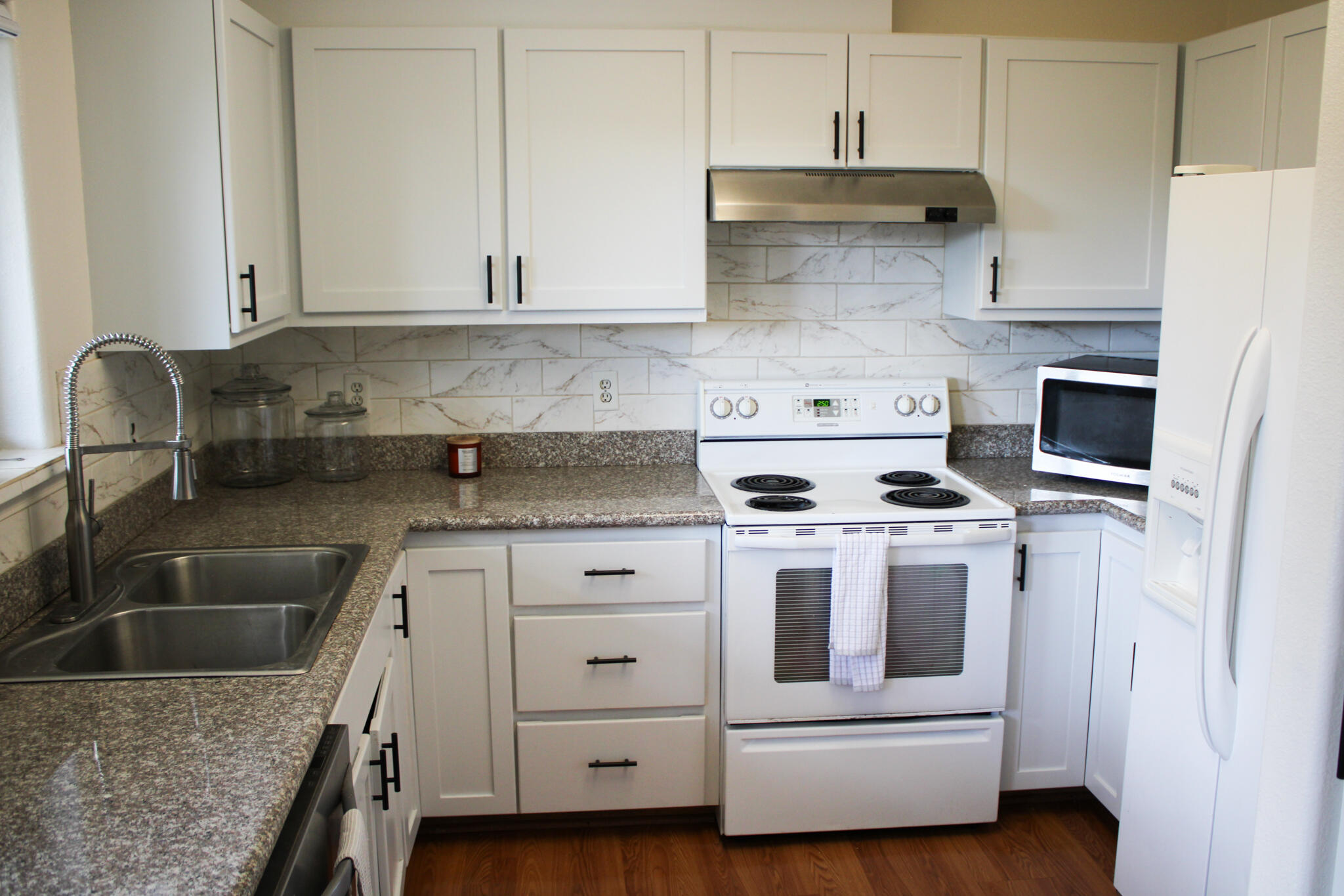 450 Midway Road, Unit 10 Medford, OR 97501 - Photo 4 of 20 IMG_2522-Enhanced-SR