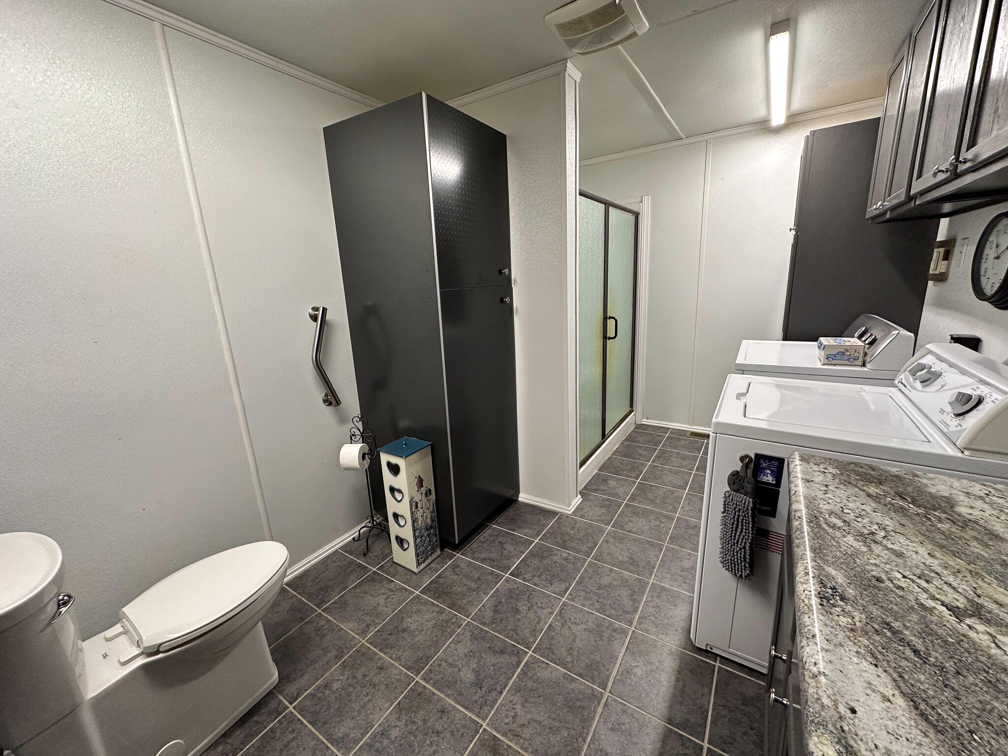 634 East Girard Road Quincy, MI 49082 - Photo 33 of 75 Laundry Bath 2