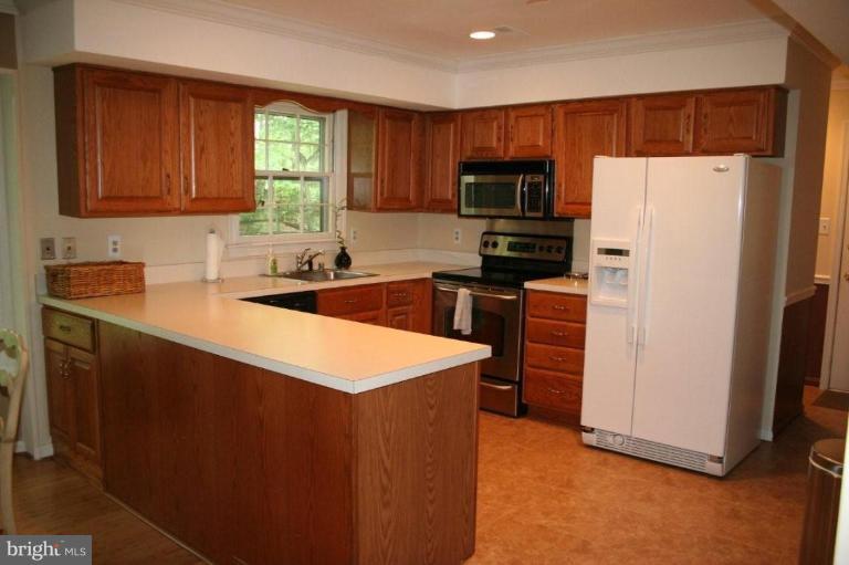 2440 Brussels Court Reston, VA 20191 - Photo 4 of 16 New stove, microwave and refrig. New flooring too
