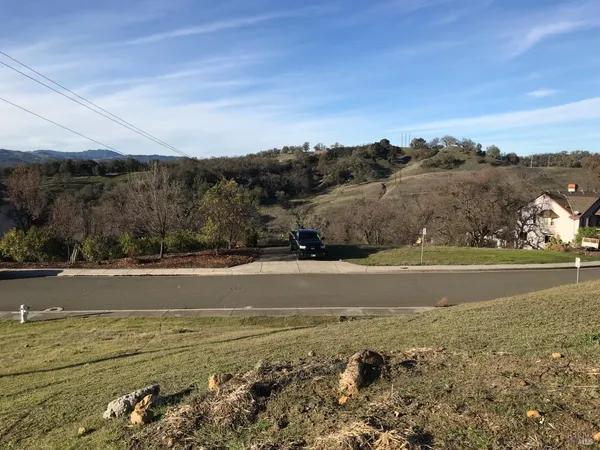 a picture of a lake view