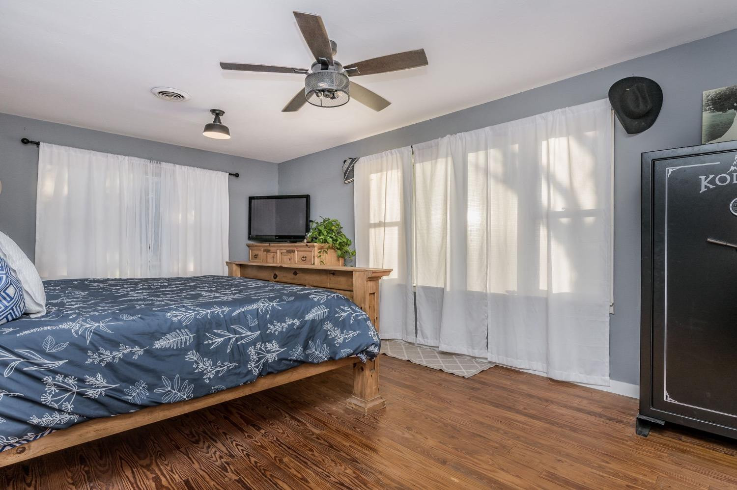 1401 County Road Z Plainview, TX 79072 - Photo 17 of 41 a spacious bedroom with a large bed and a large window