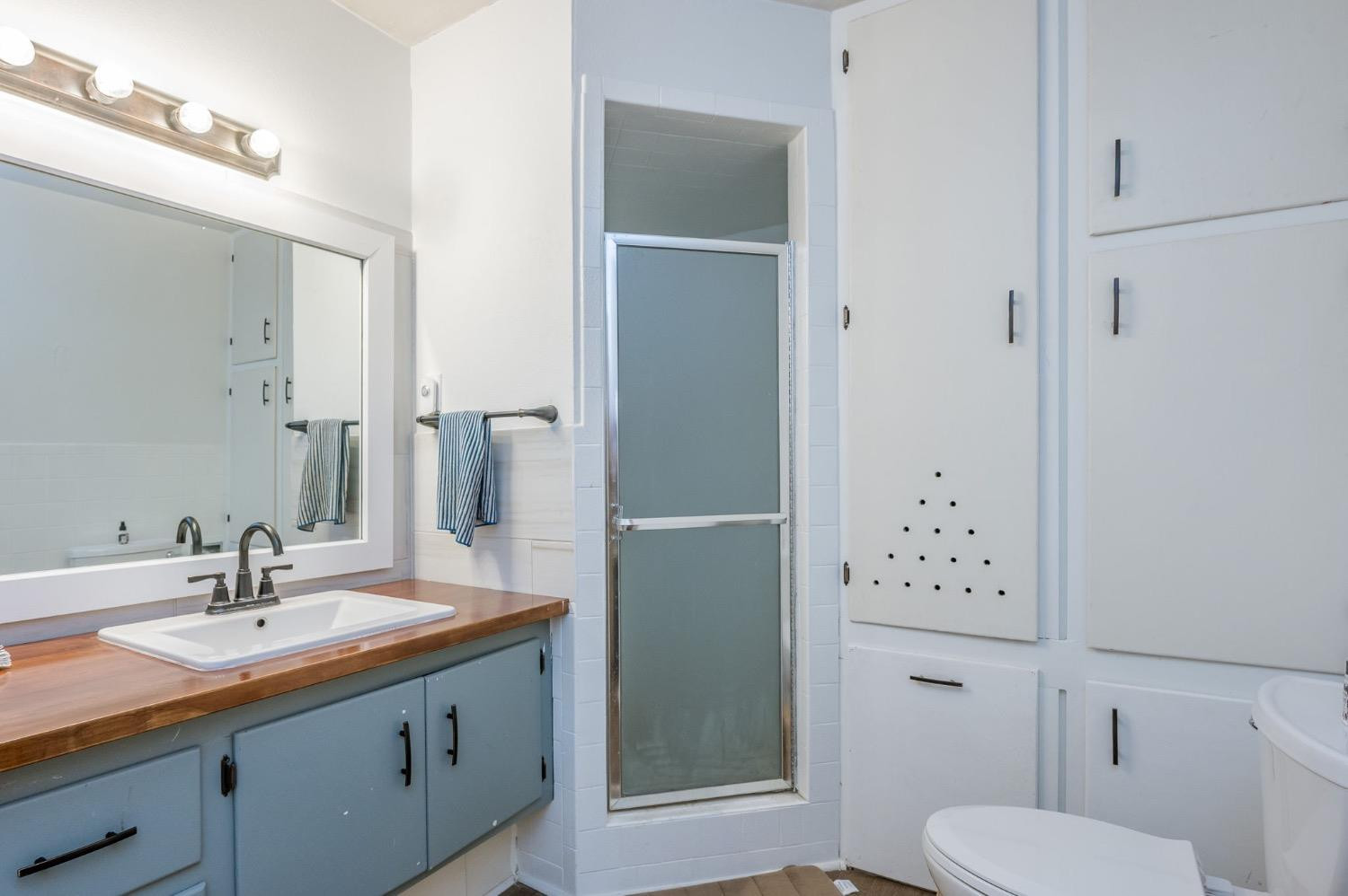 1401 County Road Z Plainview, TX 79072 - Photo 18 of 41 a bathroom with a toilet sink and shower
