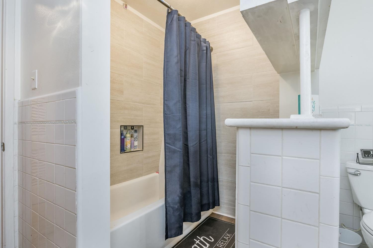 1401 County Road Z Plainview, TX 79072 - Photo 22 of 41 a bathroom with a bathtub
