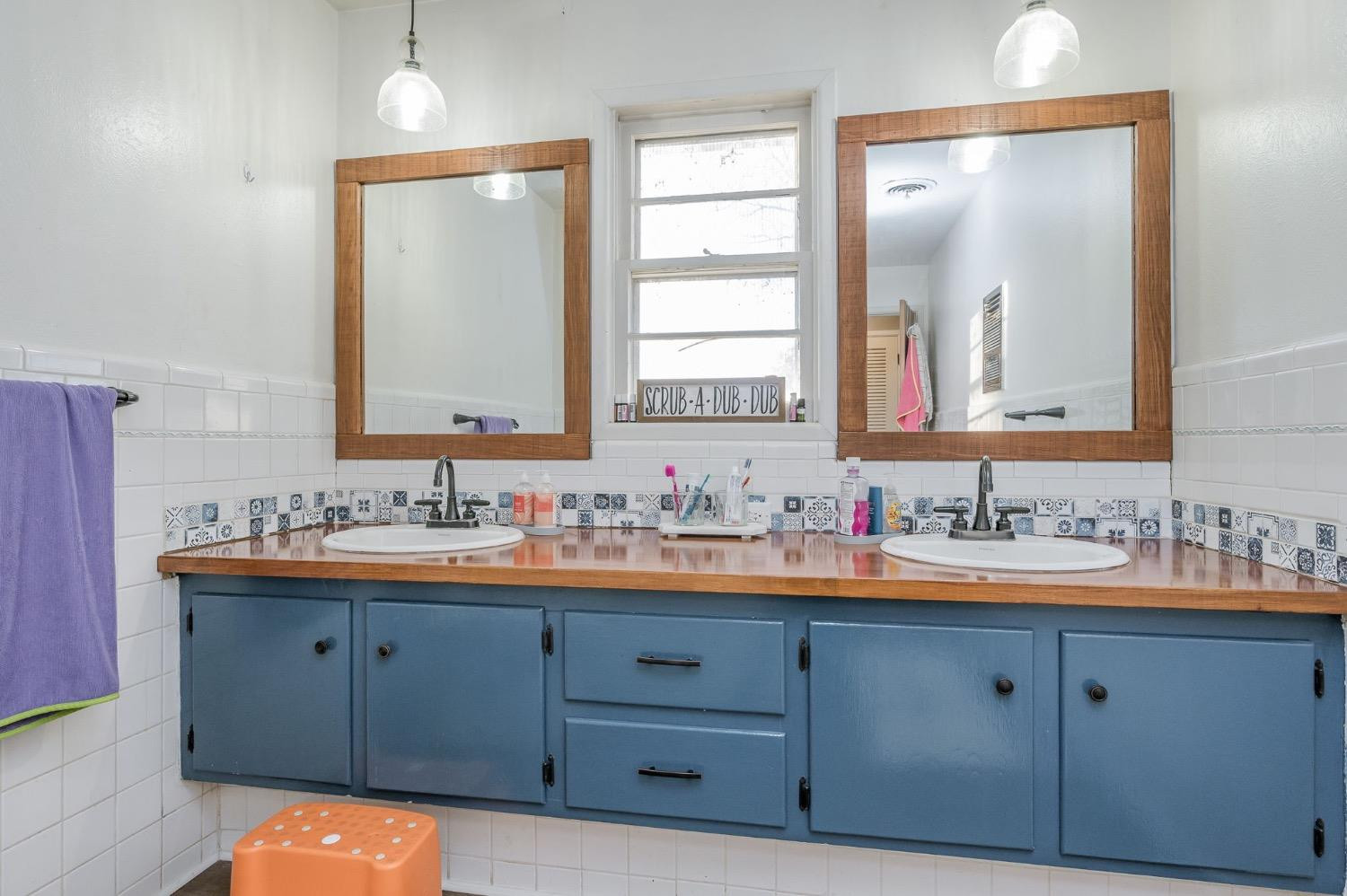 1401 County Road Z Plainview, TX 79072 - Photo 23 of 41 a bathroom with a double vanity sink and mirror