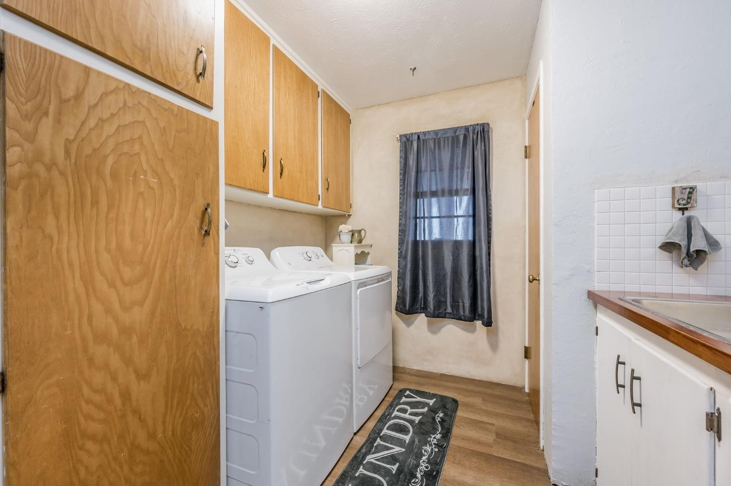 1401 County Road Z Plainview, TX 79072 - Photo 26 of 41 a utility room with a sink a washer and dryer