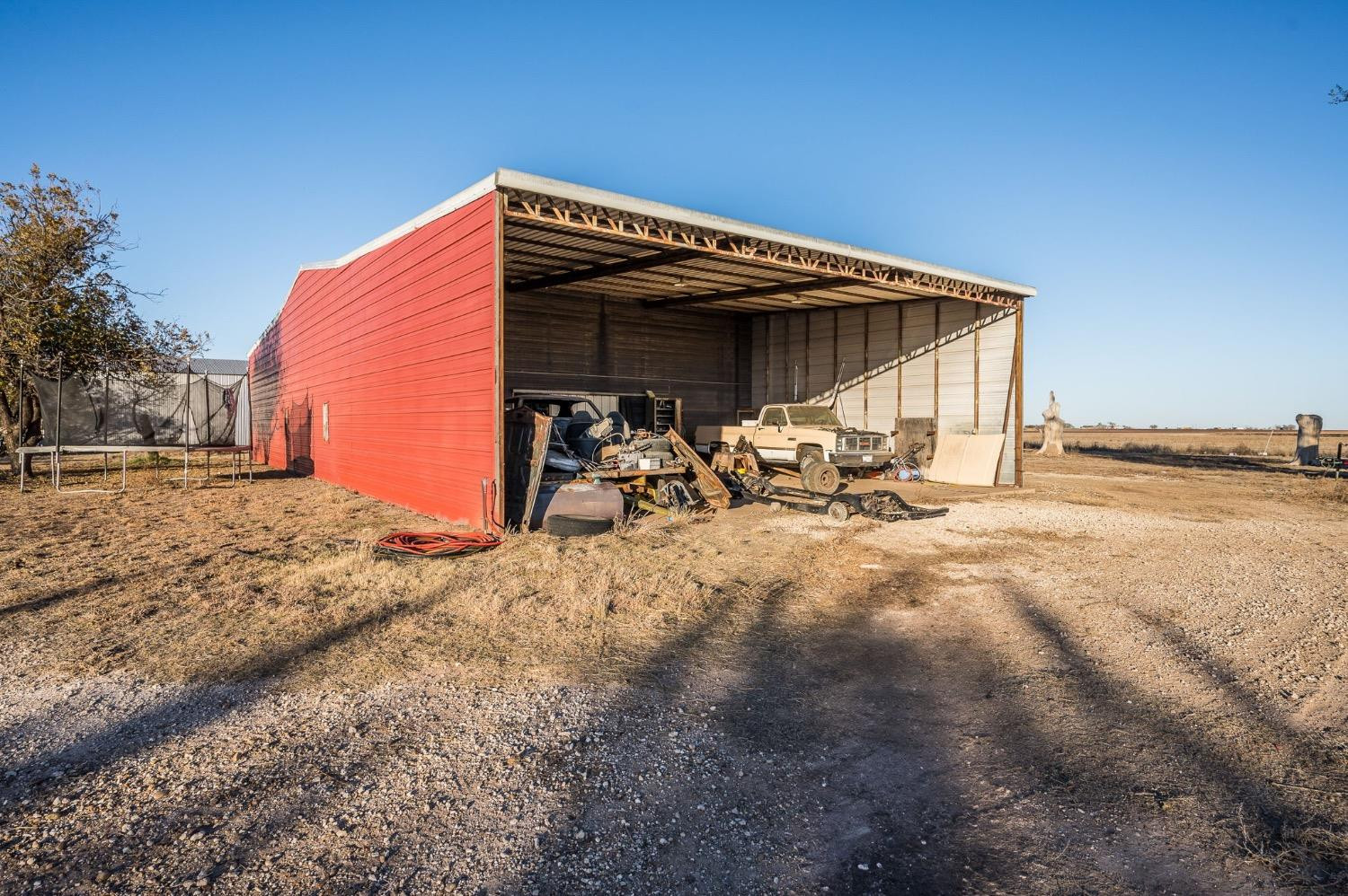 1401 County Road Z Plainview, TX 79072 - Photo 29 of 41 a view of a patio with table and chairs under an umbrella